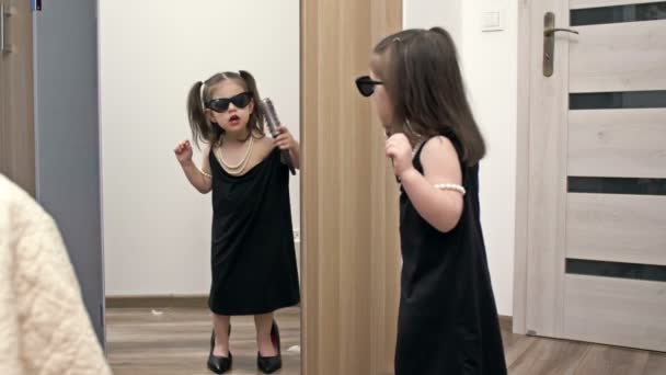 Gadis Kecil Nakal Sepatu Ibunya Kacamata Hitam Dan Dengan Sisir — Stok Video