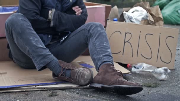 Soğukta Titreyen Evsiz Adam Çöplerin Arasında Kartonda Oturuyor Yanında Yazısıyla — Stok video