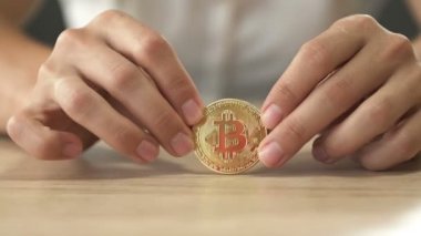 Kadın elleri bitcoin 'i gösterir. Yeni bir tür para. HD.