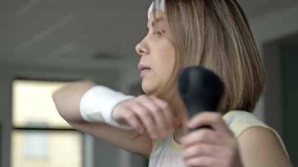 Genç Güçlü Bir Kadın Spor Salonundaki Simülatörle Meşgul Kadın Yorgun — Stok video