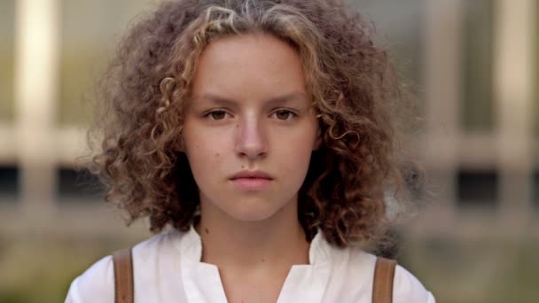 Retrato Uma Adolescente Encaracolada Com Uma Expressão Séria — Vídeo de Stock