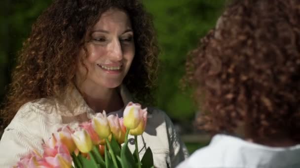 Egy Portréja Akinek Egy Csokor Virágot Adott Lánya Anyák Napja — Stock videók