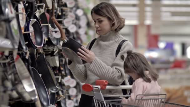 Junge Frau Mit Ihrer Kleinen Tochter Der Geschirrabteilung Eines Supermarktes — Stockvideo