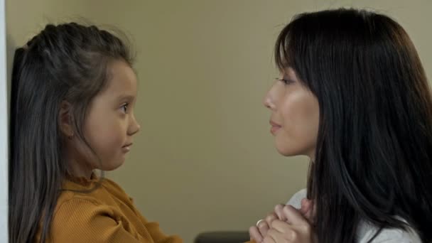 母女之间的爱和柔情 母亲节 — 图库视频影像
