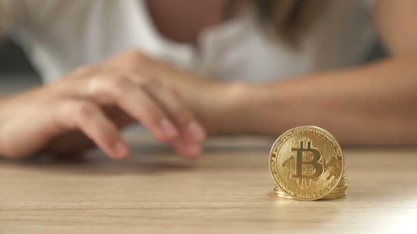 Ženský Ruce Hrajou Hromadou Bitcoinů — Stock video