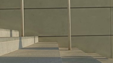 Farklı bavulları olan farklı insanların bacakları metroda ya da istasyonda merdivenleri tırmanıyor. 4K.