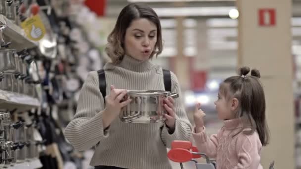 Junge Frau Mit Ihrer Kleinen Tochter Der Geschirrabteilung Eines Supermarktes — Stockvideo