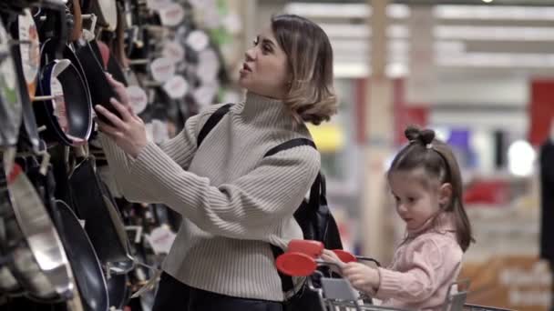 Giovane Donna Con Sua Figlioletta Nella Sezione Stoviglie Supermercato Bambino — Video Stock