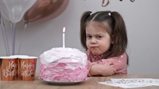 Una Bambina Arrabbiata Seduta Tavolo Festivo Accanto Alla Torta Compleanno — Video Stock