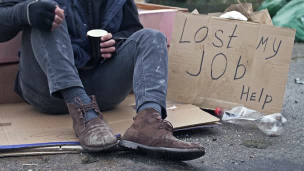 Bezdomovec Třesoucí Zimou Mobilním Telefonem Ruce Sedí Kartonu Mezi Odpadky — Stock video