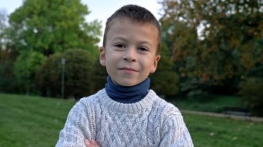 Bir yaz parkında 7-8 yaşlarında bir çocuğun portresi. HD.