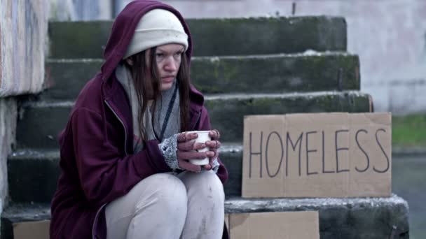 Homeless Young Woman Poorly Dressed Dirty Needs Help Her Handwritten — Stock Video