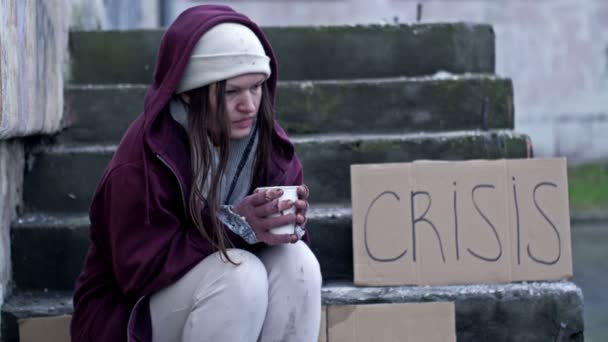 Бездомна Молода Жінка Погано Одягнена Брудна Потребує Допомоги Поряд Нею — стокове відео