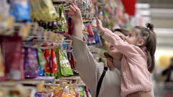 Jovem Mãe Criança Perto Das Prateleiras Com Doces Supermercado Menina — Vídeo de Stock