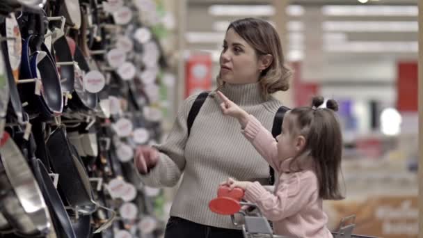 Młoda Kobieta Swoją Córeczką Jadłodajni Supermarketu Dziecko Siedzi Wózku Pomaga — Wideo stockowe