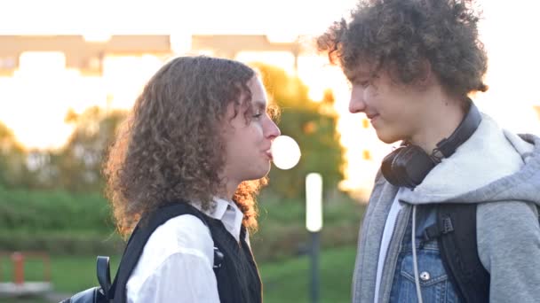 Açık Havada Birkaç Liseli Arkadaş Sakız Topunu Şişiren Kız — Stok video