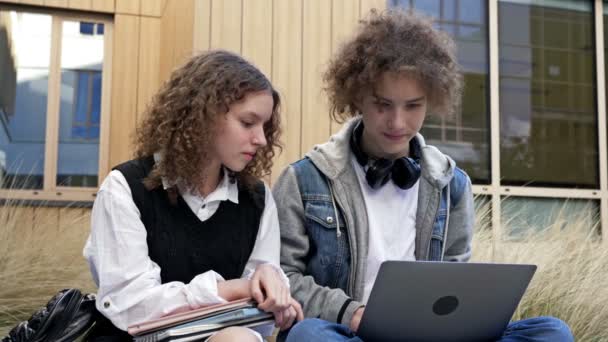 Søde Gymnasieelever Fyr Pige Sidder Bænk Skolegården Teenagere Har Det – Stock-video