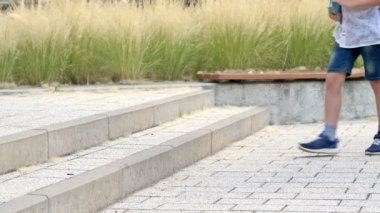 Okul bahçesinde merdivenlerden atlayan ilkokul öğrencilerinin bacakları. HD.