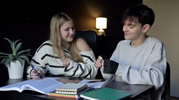 两个高中生 一个男生 一个女生 正在准备一起上大学 青少年们一起听音乐 初恋4K — 图库视频影像