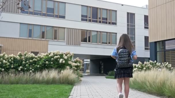 Langsam Geht Die Kleine Schülerin Zum Unterricht Auf Den Schulhof — Stockvideo