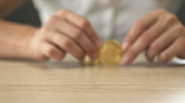 Kadın elleri bitcoin 'i gösterir. Yeni bir tür para. HD.