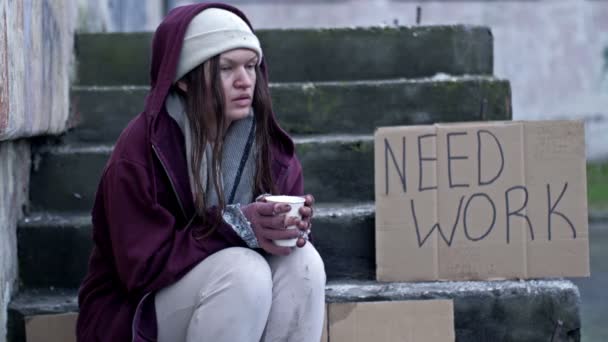 Die Obdachlose Junge Frau Ist Schlecht Gekleidet Schmutzig Und Braucht — Stockvideo