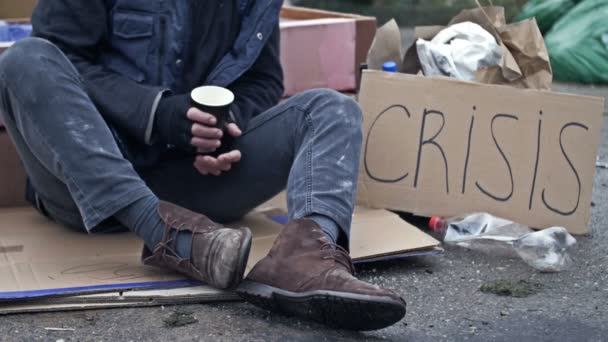 Бездомный Дрожа Холода Сидит Картонной Коробке Среди Мусора Рядом Ним — стоковое видео