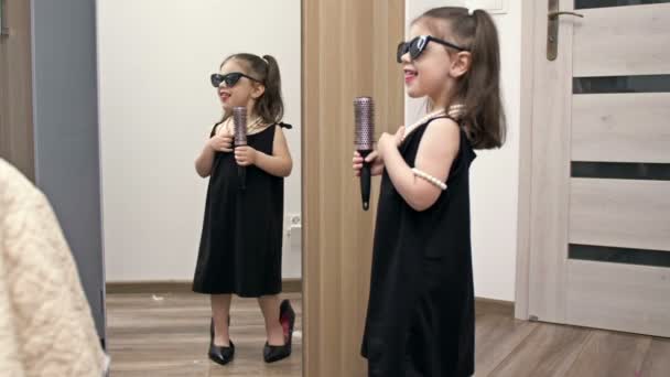 Holčička Matčiných Botách Slunečních Brýlích Kartáči Vlasy Rukou Zobrazuje Před — Stock video