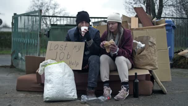 Zwei Schmutzige Und Schlecht Gekleidete Obdachlose Ein Mann Und Eine — Stockvideo