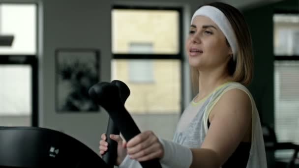 Stark Ung Vacker Kvinna Engagerad Ett Gym Ellipsoid Begreppet Idrott — Stockvideo