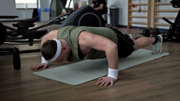 Hombre Con Sobrepeso Realiza Flexiones Desde Suelo Una Sala Fitness — Vídeos de Stock