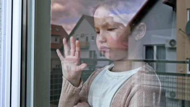 Θλιβερό Κοριτσάκι Κοιτάζει Έξω Από Παράθυρο Πιέζοντας Την Παλάμη Της — Αρχείο Βίντεο