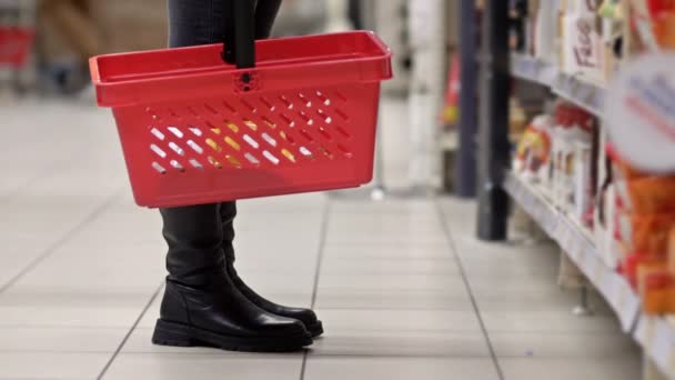 Ноги Жінки Червоним Продуктовим Кошиком Біля Полиці Супермаркеті Дитячі Ноги — стокове відео