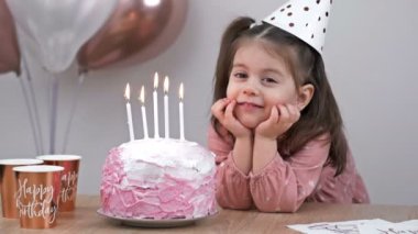 Küçük kız doğum gününde sevinir. 4K.