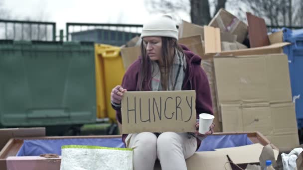 차갑고 너저분 보이는 쓰레기 손으로 Hungry 포스터를 여자는 아프고 기침을 — 비디오