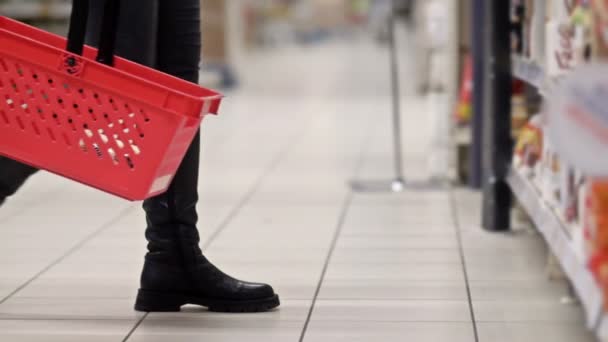 Ноги Жінки Червоним Продуктовим Кошиком Біля Полиці Супермаркеті Відео — стокове відео