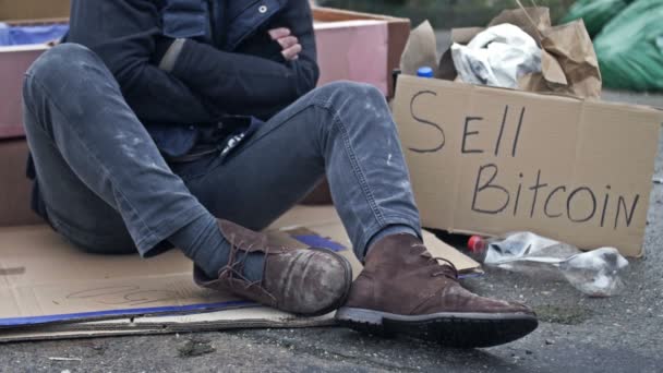 Bezdomovec Třesoucí Zimou Sedí Papírové Krabici Mezi Odpadky Vedle Něj — Stock video