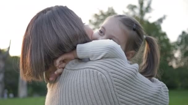 Ένα Αξιολάτρευτο Γλυκό Κοριτσάκι Αγκαλιάζει Νεαρή Μητέρα Του Μια Βόλτα — Αρχείο Βίντεο