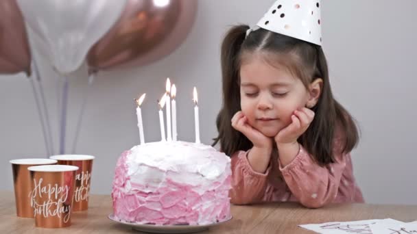 Petite Fille Anniversaire Fait Vœu Les Yeux Fermés — Video