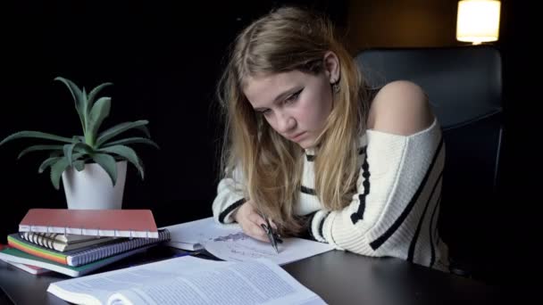 Κουρασμένη Μαθήτρια Κοιμάται Πάνω Από Σημειωματάριά Της Καθώς Προετοιμάζεται Για — Αρχείο Βίντεο