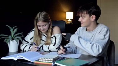 İki lise öğrencisi, bir erkek ve bir kız, üniversite derslerine hazırlanıyorlar. Gençler birlikte müzik dinlerler. İlk aşkım. 4K.