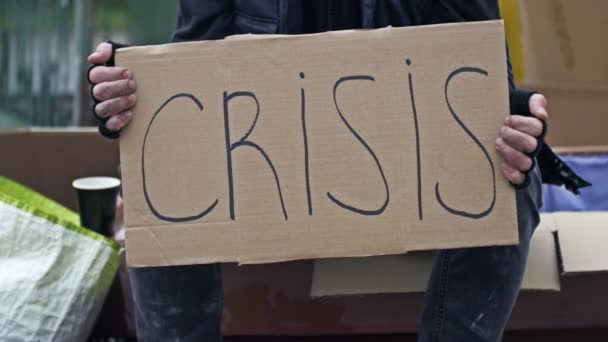 Nieporządny Mężczyzna Siedzi Ulicy Trzyma Odręcznie Napisany Plakat Crisis Tłumaczenie — Wideo stockowe