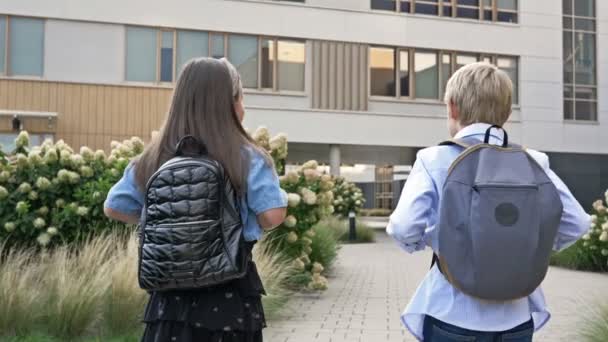 Dois Colegas Rapaz Uma Rapariga Vão Para Escola Bom Humor — Vídeo de Stock