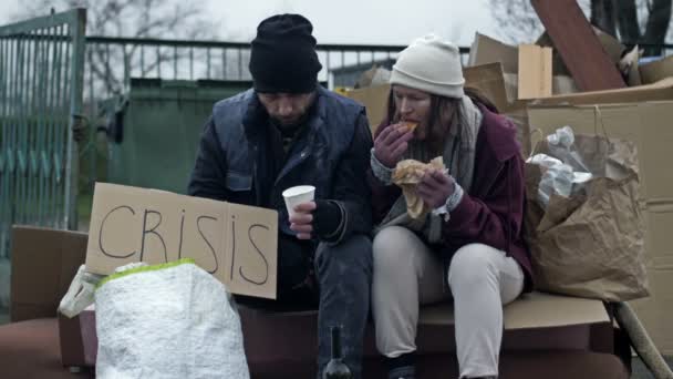 Dva Špinaví Špatně Oblečení Bezdomovci Muž Žena Sedí Hromady Odpadků — Stock video