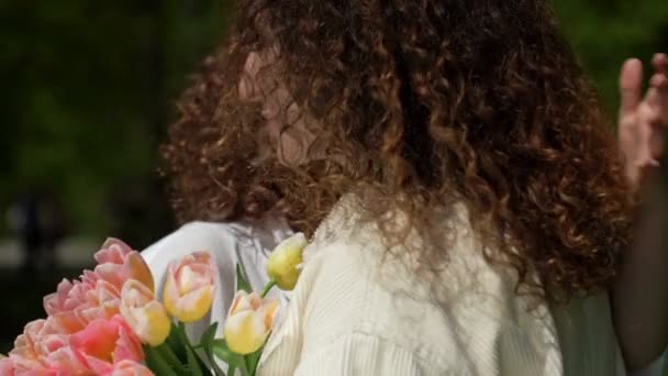 Teenage Girl Gives Her Mother Big Beautiful Bouquet Tulips Hugs — Stock Video