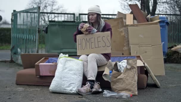 Несподівана Молода Жінка Сидить Купі Сміття Тримає Ручну Плакат Homeless — стокове відео