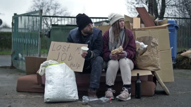 Zwei Schmutzige Und Schlecht Gekleidete Obdachlose Ein Mann Und Eine — Stockvideo
