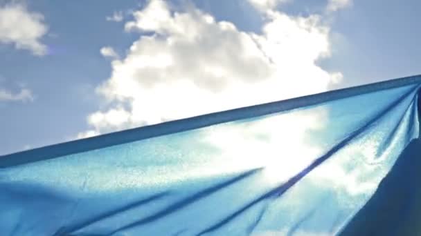 Kobiece Ręce Trzymają Machającą Flagę Ukrainy Tle Błękitnego Nieba — Wideo stockowe