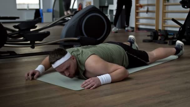 Cansado Actividad Física Hombre Joven Con Sobrepeso Encuentra Propenso Karemat — Vídeos de Stock