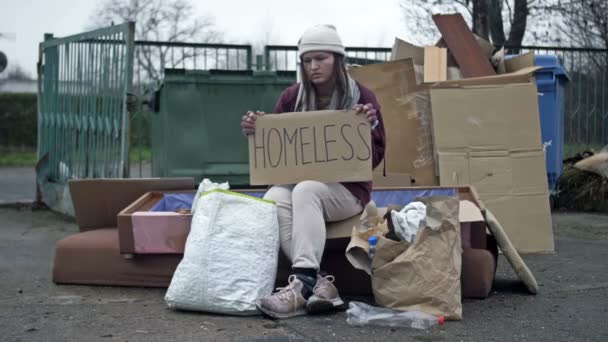 Gefrorene Unaufgeräumte Junge Frau Sitzt Einem Müllberg Und Hält Ein — Stockvideo